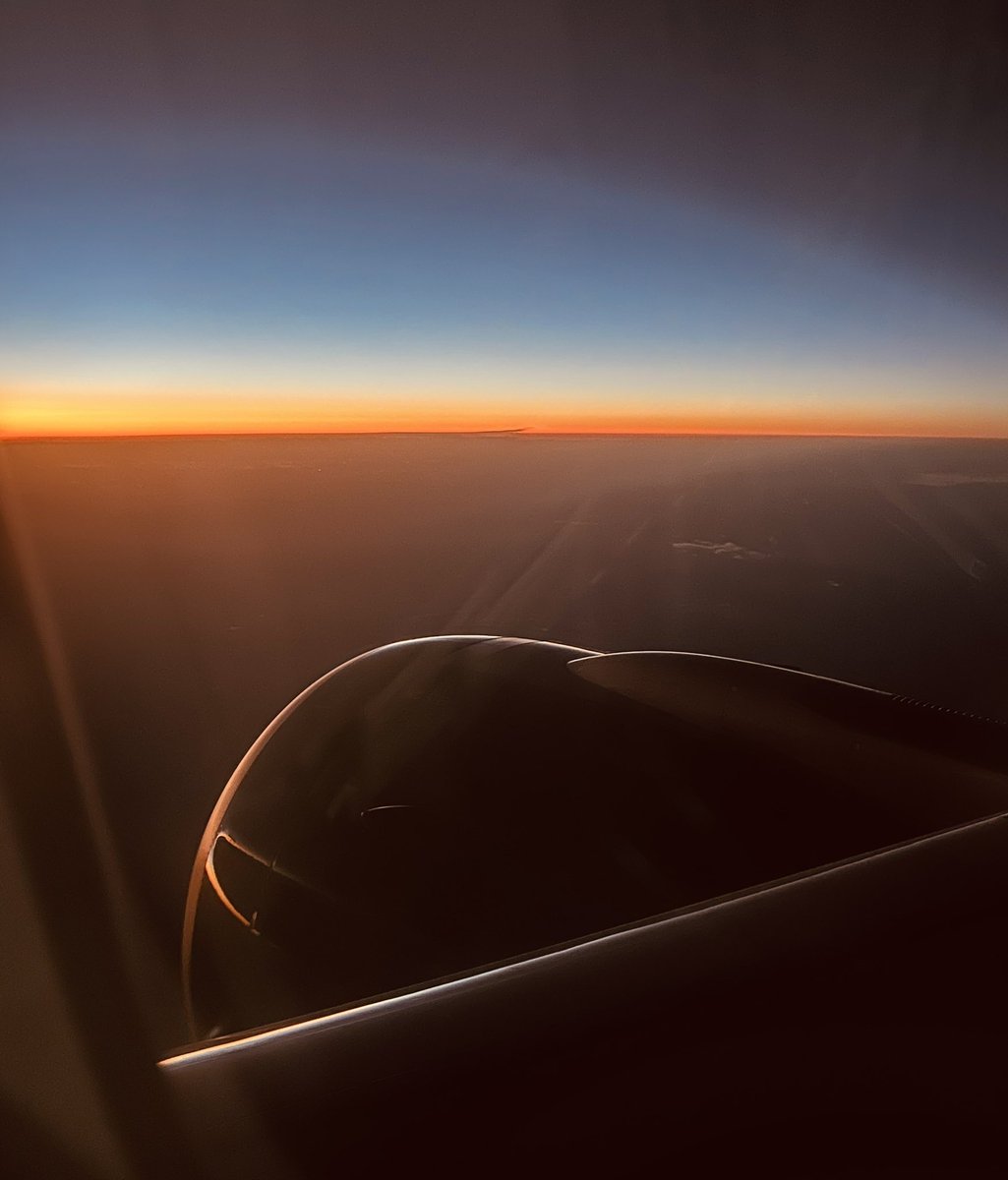SKellyCEO's tweet photo. Just landed in San Francisco! ✈️🌅
Flying within the US? Based only on one flight, I'd try @Frontier airline. I paid just $138 from ATL. The flight landed early - sunset on the horizon was stunning. In SF, the city skyline never disappoints. https://t.co/qzr03aCjgG