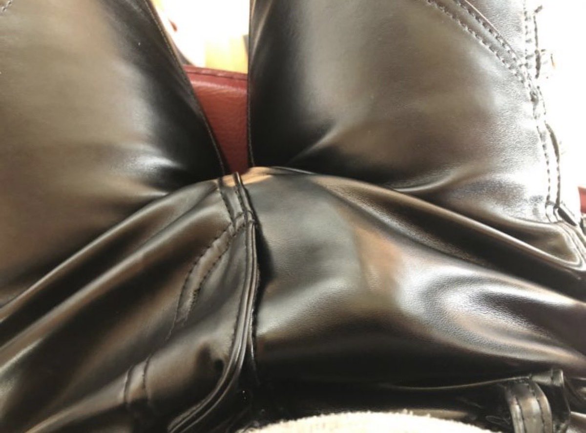 GayCashmasfa's tweet photo. Euer #Master hat sich startklar gemacht für den Tag.Wer von euch #sub #Zahlsklaven #paypig #findom #gay #leather zahlt dem #Master heute das Frühstück?#throne https://t.co/iZ92TvRnQd