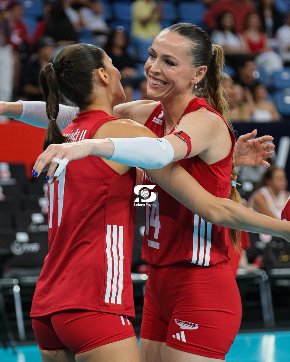 Ladythletes's tweet photo. Beautiful hugs and emotional moments in women’s volleyball. https://t.co/yGjJD9dJZf