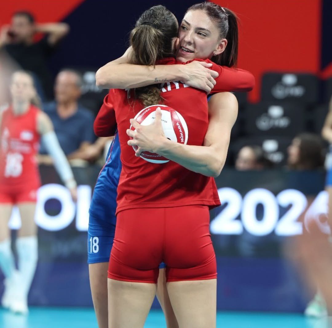 Ladythletes's tweet photo. Beautiful hugs and emotional moments in women’s volleyball. https://t.co/yGjJD9dJZf