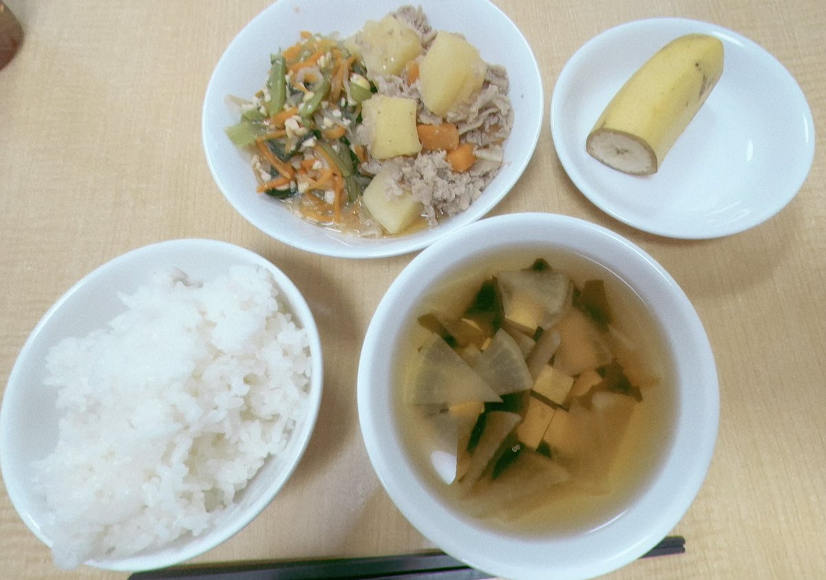 Remu_0919's tweet photo. 今日の給食
〇ご飯、すまし汁、肉じゃが、小松菜の納豆和え、バナナ https://t.co/xYpCv2XQoy