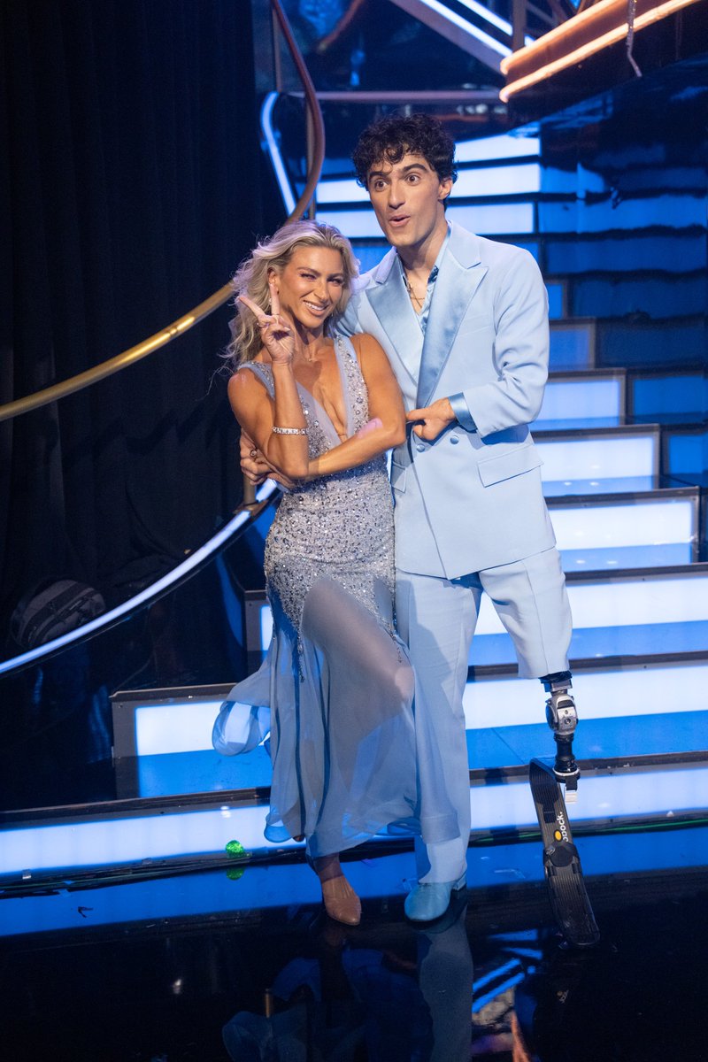 taylorwthelays's tweet photo. My people !!! #dwts https://t.co/2oPuYlpfm2