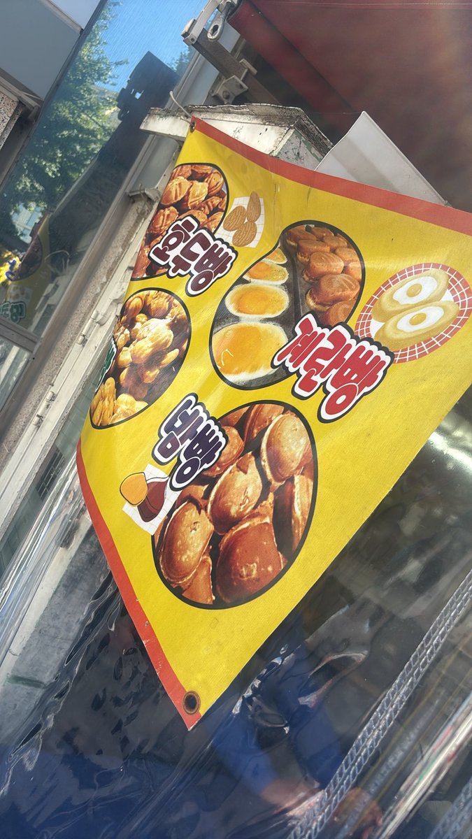 SeoulAlleyLog's tweet photo. 중국 영상 퍼다 쇼츠 올리는 사람, 요즘 진짜 많음. 중국은 고립된 섬이니 초기 구매대행이랑 비슷함. 

그 편집 지옥을 줄여 주는 친구가 혼자 월 순익 천을 찍었음. 

지난달부터는 중국 쇼핑몰이 먼저 연락 와서, 유일한 팀원 하나랑 그쪽 자동화 만들고 있음.

1왜 돈내냐? 

중국 쪽은 이미 반응이 나온 영상임. 막히는 건 자막, 컷, 세로 비율, 말투였음. 찾는 시간보다 손보는 시간이 길었음. 퇴근 후 한 시간인 사람, 육아하면서 세 개 올리다 포기한 사람, 공통이 이거였음. 큐가 밀리면 다음 주 업로드가 끊김. 끊기면 뭐가 됐는지도 모름.

2링크만 넣게 만들었음.

자동으로 한국어 자막 붙고, 짧은 컷으로 잘리게 함. 올리는 건 사람 몫으로 남김. 계정 말투랑 마지막 한 줄까지 맡기면 바로 티가 남. 기능 자랑은 안 하고, 어제 넣은 링크가 오늘 아침에 올라가 있는지만 보여 줌. 그 차이로 살아남았음.

3수익 천은 광고로 안 나옴.

월 구독으로 낮게 시작함. 문의는 거의 같았음. 자막이 어색하다, 컷이 길다, 음악이 겹친다. 새 기능보다 이 세 개를 줄이는 데 두 달을 씀. 사람 뽑자는 말 나왔을 때 안 뽑음. 순익이 천을 넘긴 건 유입이 늘어서가 아님. 한 번 쓴 사람이 수작업으로 돌아가기 싫어해서 해지가 줄었음. 본업 바쁜 날에도 결제가 유지됨.

4다른기회가 와서 붙음.

지난달 중국 쪽에서 연락 옴. 퍼 가는 게 아니라, 자기 상품 영상을 한국 계정에 맞게 바꿔 달라는 거였음. 상품명, 가격, 금지 표현까지 봐야 해서 혼자 밤을 넘김. 그래서 팀원 하나만 붙임. 회사 만든 게 아님. AI직원이 수십이라도 인간의 요구사항 해석에는 사람이 필요했음. 

5우선순위는 아직 안 바뀜. 

지금 돈 내는 대부분은 퇴근 후 한 시간이 부업시간의 전부인 사람들임ㅋ 그 사람이 링크 넣고 아침에 올리는 게 먼저고, 쇼핑몰은 다음임. 천 벌렸다고 기능부터 늘리면 둘 다 밀린다고 함. 편한 걸로 남는 계정이지, 기능 많아서 남는 계정은 아니었음.

역시 금광앞에서 청바지 파는 사람 이길수 없고, 사람이 필요한건 사람 이해할때 뿐이구나라고 배운 썰~

재밌다면 좋아요 댓글 남겨주시면 다음 썰들도 풀어봅니다~ 술값이 많이 들었지만 X친님들께는 공짜로다가~~~~