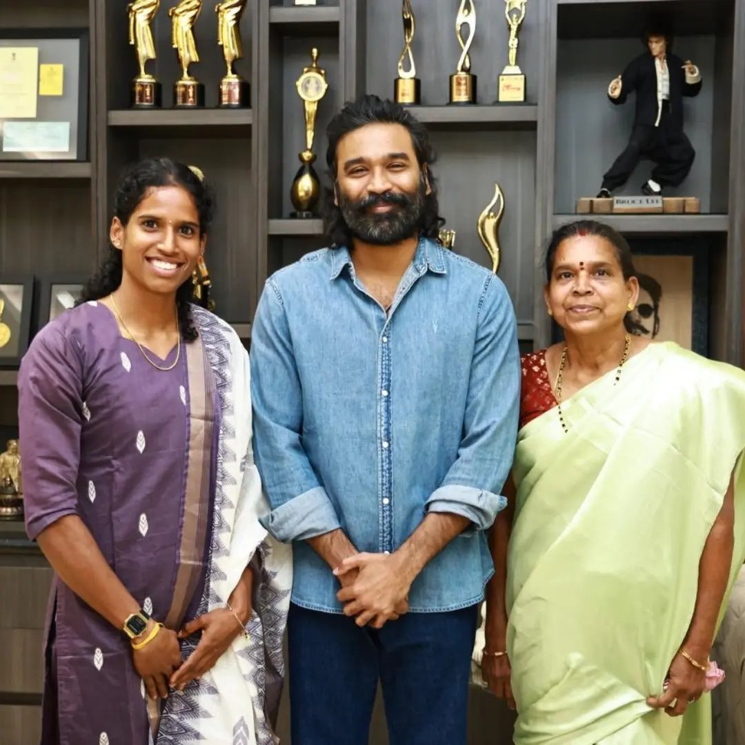 velailla_rajesh's tweet photo. #Dhanush Anna takes a moment to appreciate a champion! 👏🏻
D despite his busy schedule, personally called #VithyaRamraj and congratulated her on her 3 medal haul - Gold, Silver &amp; Bronze at the Asian Games. 🥇🥈🥉

#OM #D56 
@dhanushkraja 🙏🏽 https://t.co/pGG5nGIZDu