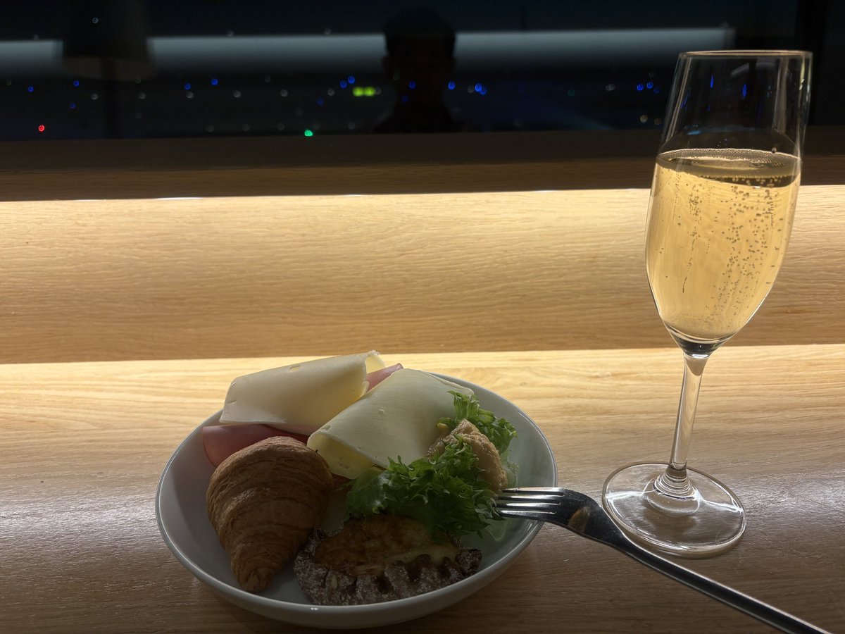 cc_2008ta's tweet photo. 約13時間のフライトで経由地のヘルシンキ着。ロシア領空飛べないので、北極ルート。北極通過の証明書を貰ったよ！トランジットが4時間なんでフィンエアーのラウンジを予約。事前予約だと160円でアルコール含めビュッフェが食べ飲み放題。シャンパンで朝食を頂きます。陽が昇って来ました。現地AM6:50 https://t.co/ZRU3JKe6SR
