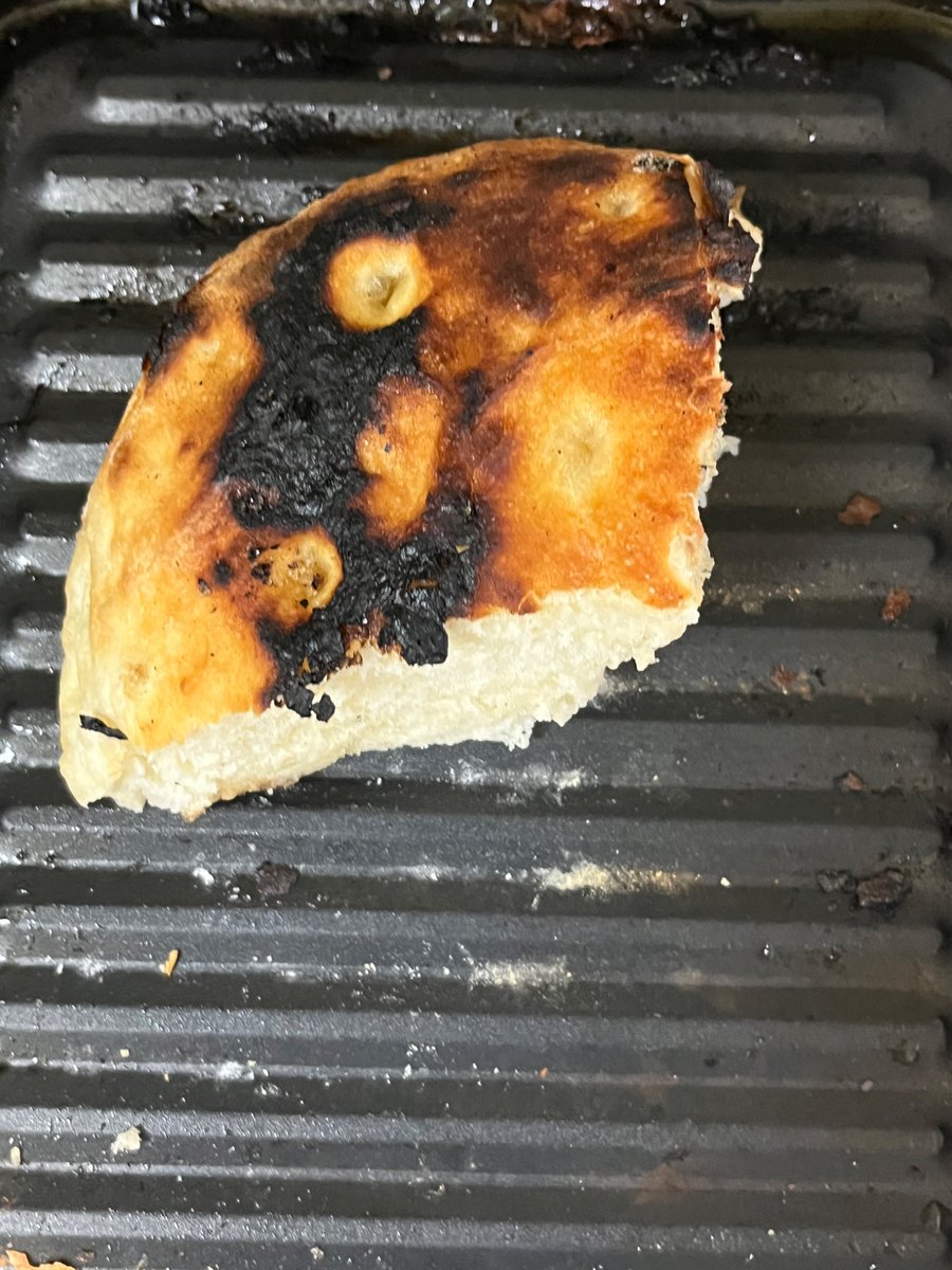 naorosso's tweet photo. 昨夜仕込んだフォカッチャを焼いて朝食に。
味も食感も好みなのでリピ確定だけど、我が家の魚焼きグリルでは高さが足りないことが感じが分かったので、次からはフライパンかな。
小麦粉200gじゃ絶対に足りないから300gで作ったのも一因だとは思うけど💦
4人分だったら焼成はオーブン一択。 https://t.co/puTXc9D4KL