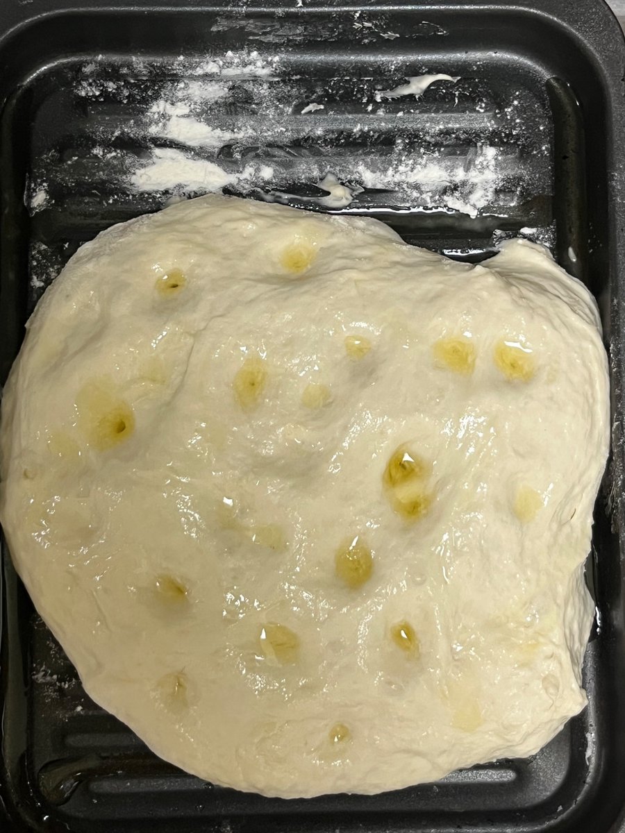 naorosso's tweet photo. 昨夜仕込んだフォカッチャを焼いて朝食に。
味も食感も好みなのでリピ確定だけど、我が家の魚焼きグリルでは高さが足りないことが感じが分かったので、次からはフライパンかな。
小麦粉200gじゃ絶対に足りないから300gで作ったのも一因だとは思うけど💦
4人分だったら焼成はオーブン一択。 https://t.co/puTXc9D4KL