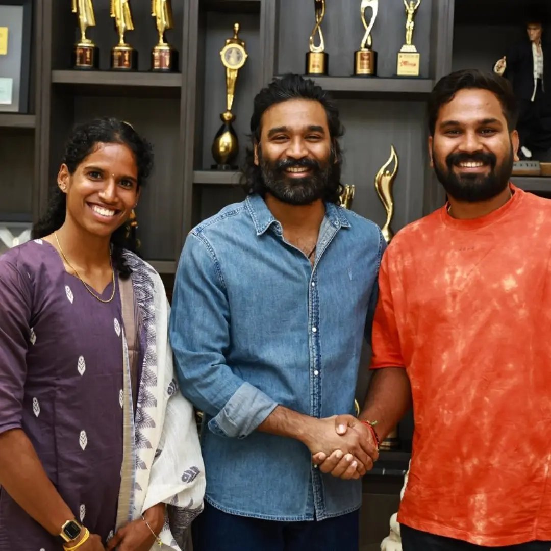velailla_rajesh's tweet photo. #Dhanush Anna takes a moment to appreciate a champion! 👏🏻
D despite his busy schedule, personally called #VithyaRamraj and congratulated her on her 3 medal haul - Gold, Silver &amp; Bronze at the Asian Games. 🥇🥈🥉

#OM #D56 
@dhanushkraja 🙏🏽 https://t.co/pGG5nGIZDu