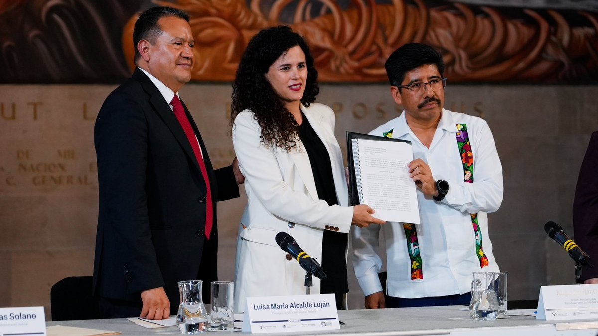 azucenau's tweet photo. 🔴Luisa María Alcalde informó que recibió del ministro Hugo Aguilar la propuesta de reforma a la Ley Orgánica del Poder Judicial de la Federación y a la Ley de Amparo.

La Consejera Jurídica señaló que será integrada al paquete que presentará la presidenta Claudia Sheinbaum ante el Congreso, con el objetivo de agilizar la “impartición de justicia, fortalecer al Tribunal de Disciplina Judicial y consolidar el nuevo Poder Judicial”.