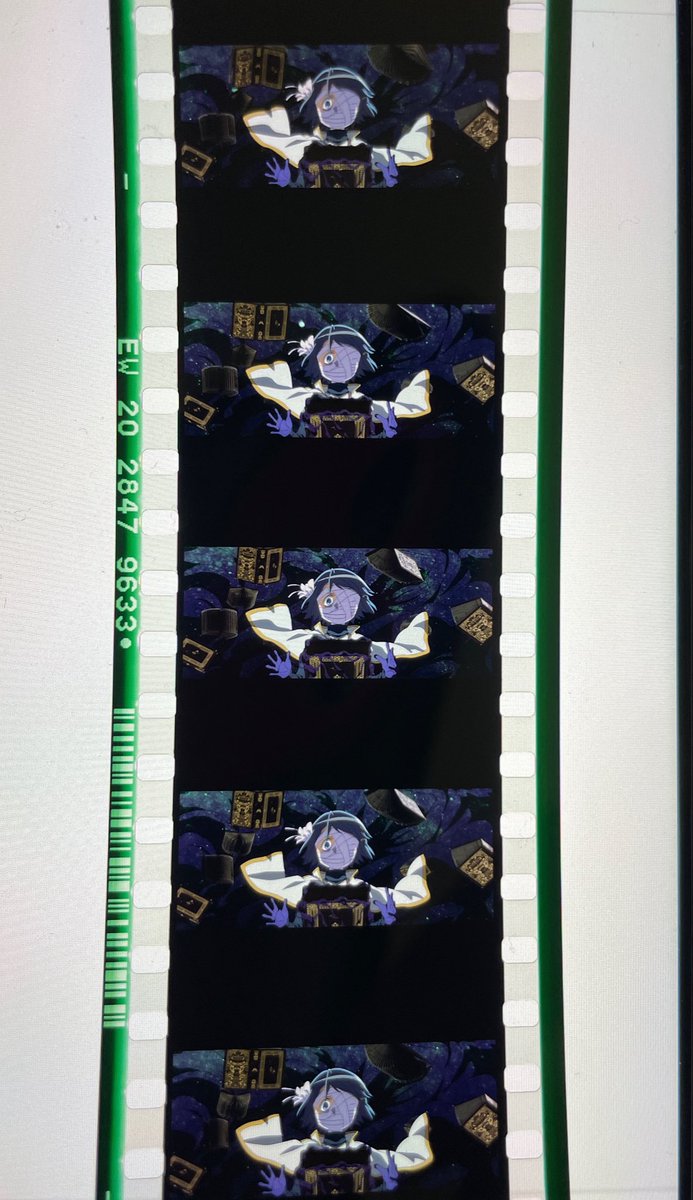 EyeEye04798403's tweet photo. ワルプルギスの廻天 2度目観てきました。
1回目観た後の答え合わせで再度観ましたが、今度はセルマに同情して泣きそうになりました。
あと、あのラストのまどかは
アルティメットまどかにお別れをして、
消えた（みんなから自分の記憶を消して行方をくらましたのか？）のかな？
あと、さやかだけが居ないのが気になる…

エンドロールの足跡は
まどか（実体あり）は途中で
足を止めていて、
アルティメットまどかが迎えにきたけど
そのまま立ち去り、最後はほむらだけ
歩いているってかんじなのか。

東宝シネマズ仙台で観たけど、ラストの
良いところで
いびきかいて寝てる奴いて、ちょい💢

フィルムは美樹さやか
