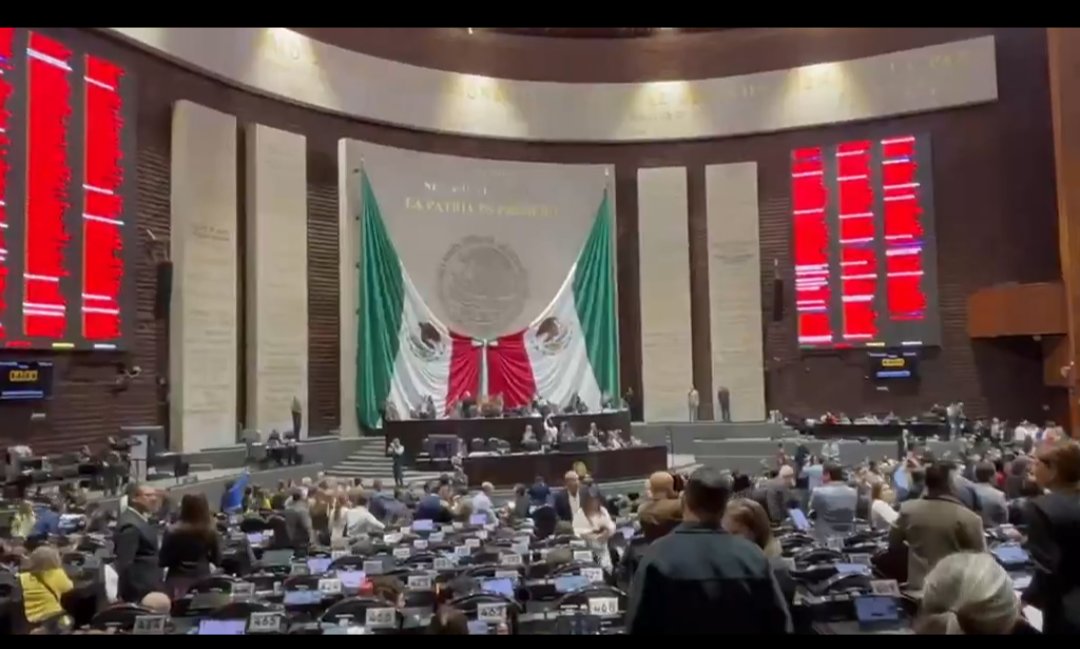 elrayoaduanero's tweet photo. 🚨La Cámara de Diputados avaló la nueva Ley Aduanera con 334 votos a favor y 119 en contra, sin abstenciones.

Según la 4T esta reforma refuerza los mecanismos para comprobar el valor real de las mercancías importadas y “combatir prácticas de subvaluación” aunque en realidad solo servirá para que las autoridades detengan mercancías a su antojo generando más corrupción.