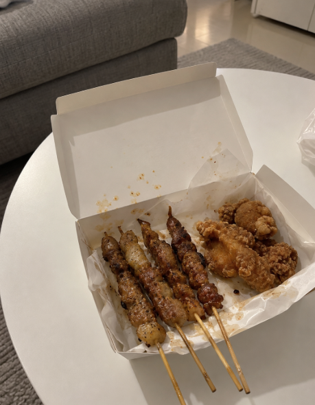 IcedCola404's tweet photo. “明天开始减肥。”
这句话特别适合在夜宵吃完以后说。
炸鸡和烧烤，哪个更难拒绝？ https://t.co/vAtyepyMHv