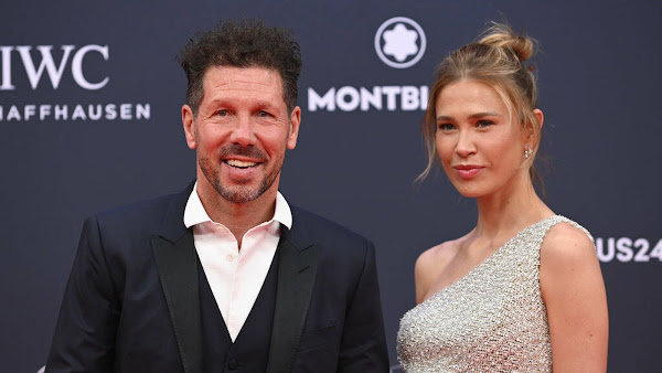 asperomundo's tweet photo. El Cholismo rentista: cuando el esfuerzo no se negocia, pero el alquiler sí.  
Diego Simeone, entrenador del Atlético de Madrid, ha convertido el sacrificio obrero en la identidad del club: "el equipo del pueblo", "el esfuerzo no se negocia".  
Pero el patrimonio de su familia crece con el alquiler en el centro de Madrid. Su sociedad inmobiliaria, Carpersim, suma siete edificios y unas 180 viviendas que se reforman y se alquilan a ejecutivos y expatriados.  
Es un negocio de supergentrificación que contribuye a expulsar de sus barrios a la misma afición que corea su discurso. 
https://t.co/SEIgV5tMvK