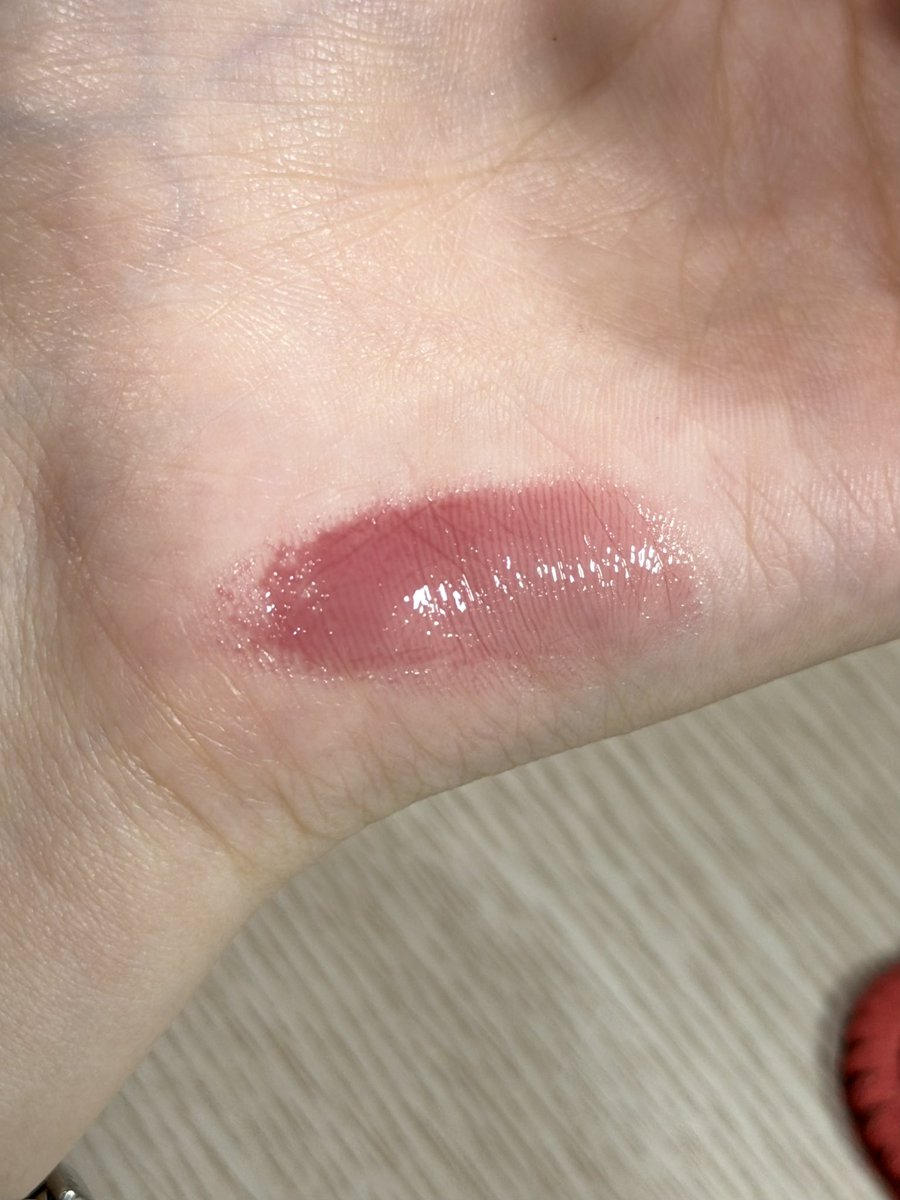yoonvlovee's tweet photo. 쿨톤 필수템 중 하나... 헤라 센슈얼 누드글로즈  체리쉬... 특히 뮤트톤들이 바르면 바로 얼굴 살아날 컬러임... 단지 아쉬운건 플럼핑있는거.. 이거 빼면 모든게 갓벽한 틴트임 
(개인취향이지만 전 플럼핑 안조아함..) https://t.co/kqPKLkFFgk