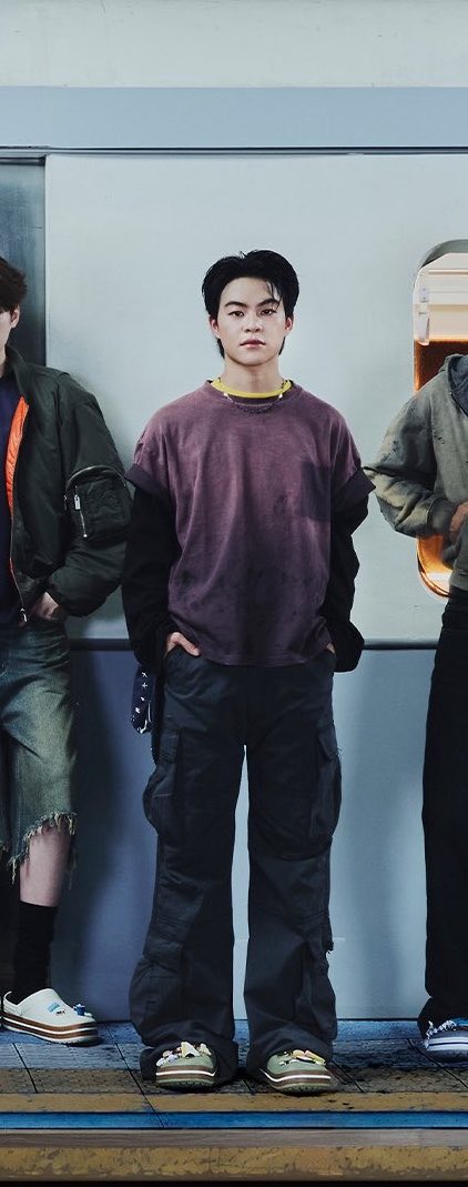 ucsoch1's tweet photo. หล่อจังงสตรีทบอย มาพร้อมรองเท้าสีเขียวไดโนจี้ดมาก 🦖😎

#MARCKRIS #BUSxCrocs https://t.co/E1fiyh8X8l
