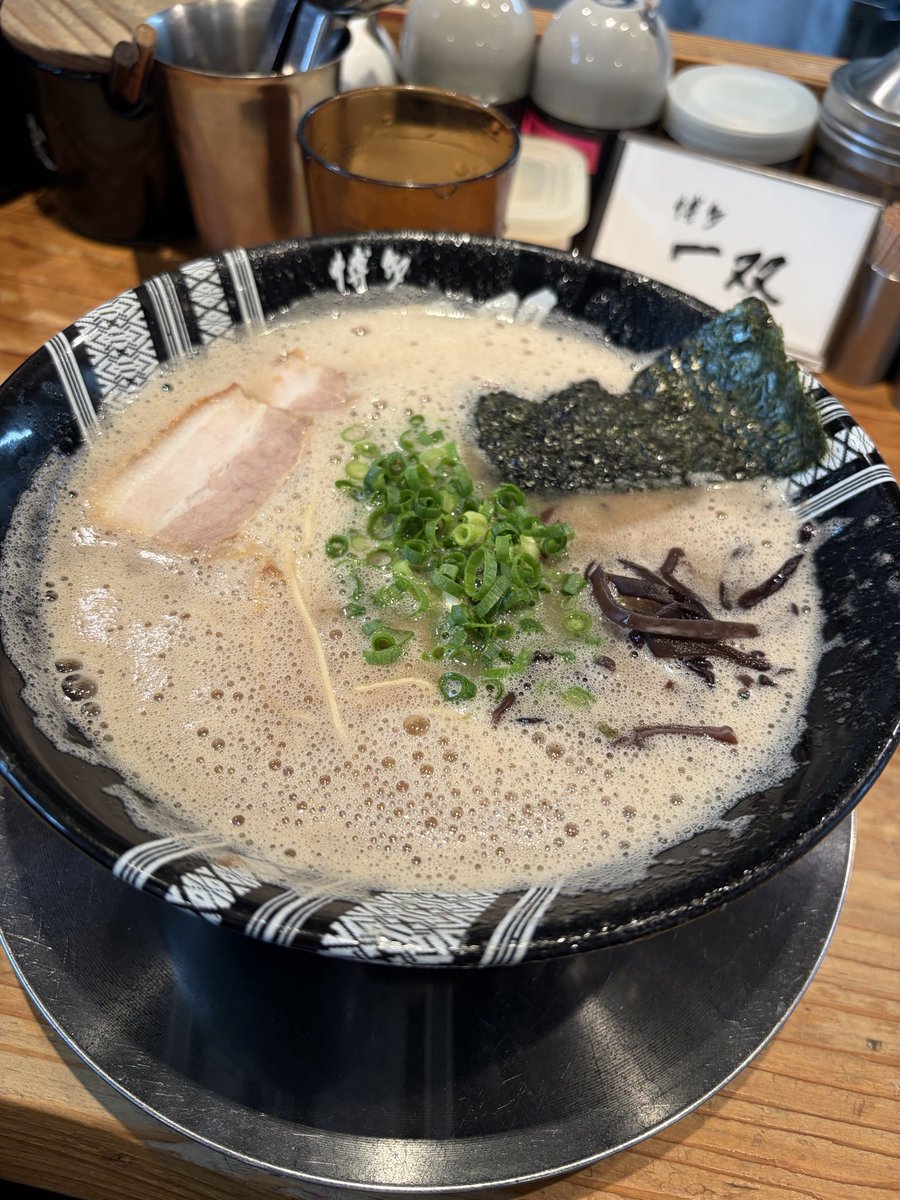 RYU0159480232's tweet photo. 水炊きも
イカ刺しも
鉄鍋餃子も
とり皮串もまだ食べてないけどそろそろ
大阪帰るばい。
美味しいものばかりの福岡、いつか住みたいな。 https://t.co/PhttOAKDEQ