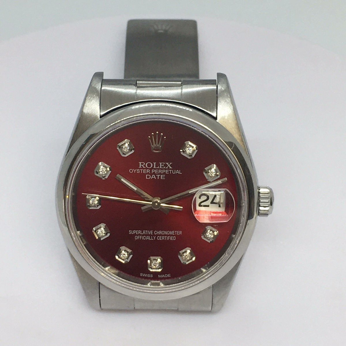 Nobel_Antiques's tweet photo. Red Rolex 1996.
A striking and elegant Rolex Date Ref. 15200 , featuring a stunning custom red diamond dial and classic Roman numeral design. This timeless stainless steel Rolex combines everyday wearability with distinctive character. https://t.co/qTTGgfL5i6