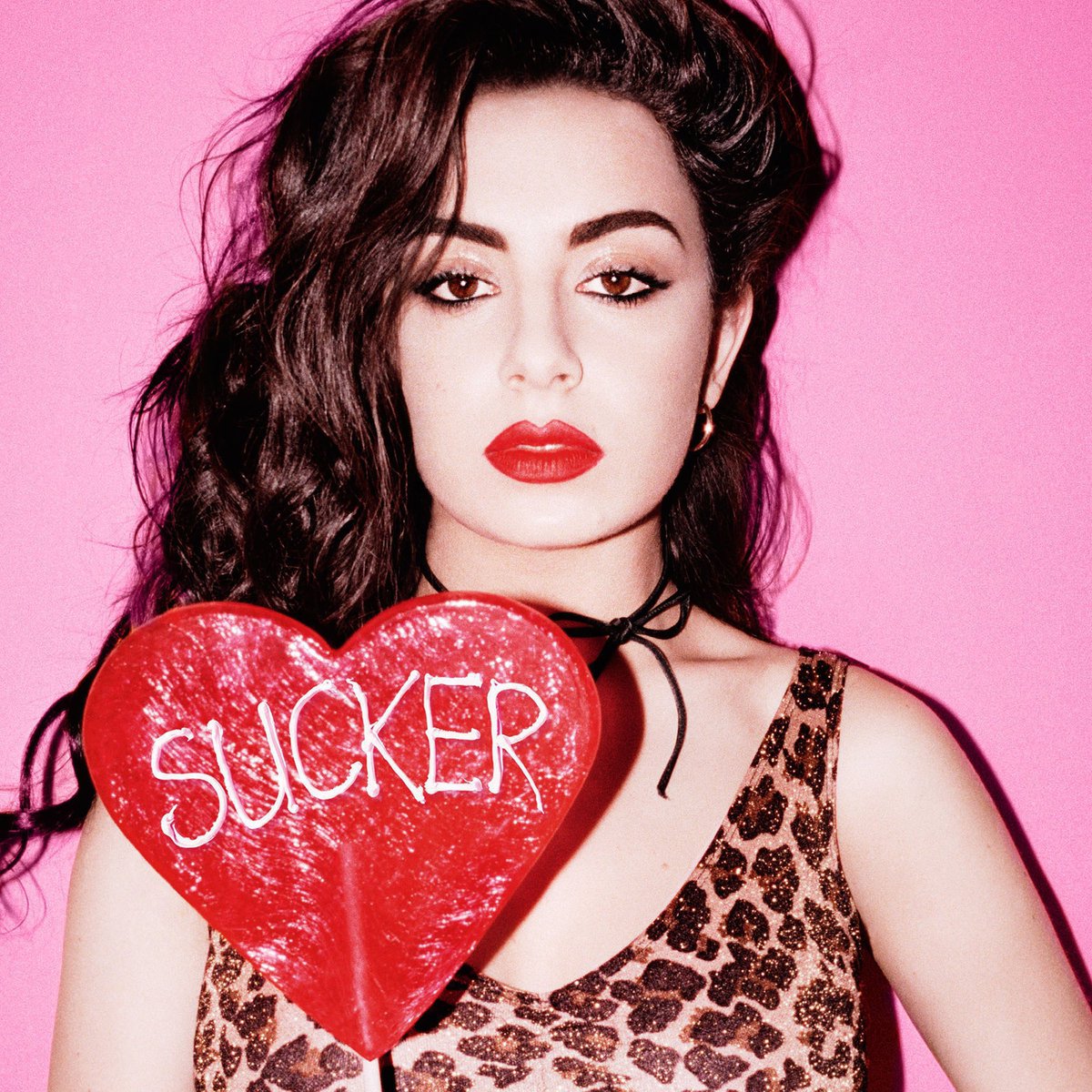 infocharlixcx's tweet photo. Até agora, CRASH e SUCKER são os únicos álbuns de Charli xcx dos quais nenhuma faixa foi tocada como surprise song na Music, Fashion, Film Tour. https://t.co/NATY7hkDH7