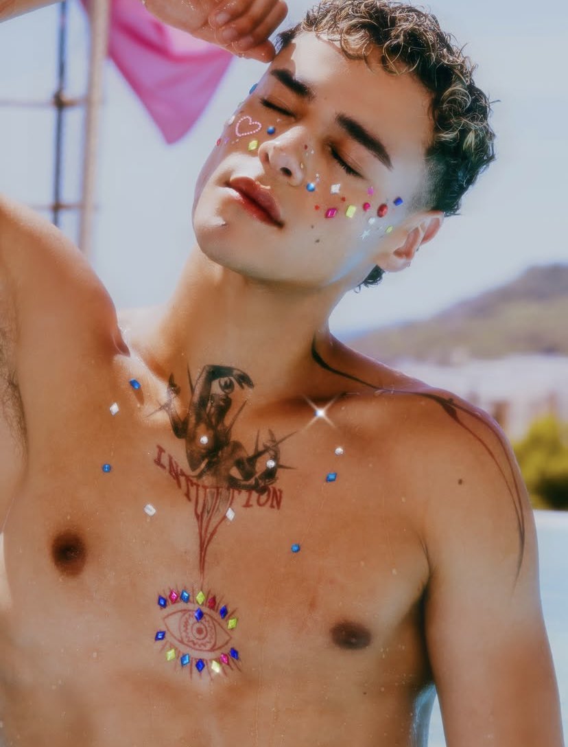 vennburu's tweet photo. CÓMO LE PUSIERON BRILLITOS EN EL TATUAJE😭 https://t.co/6Jbj9mHmNW