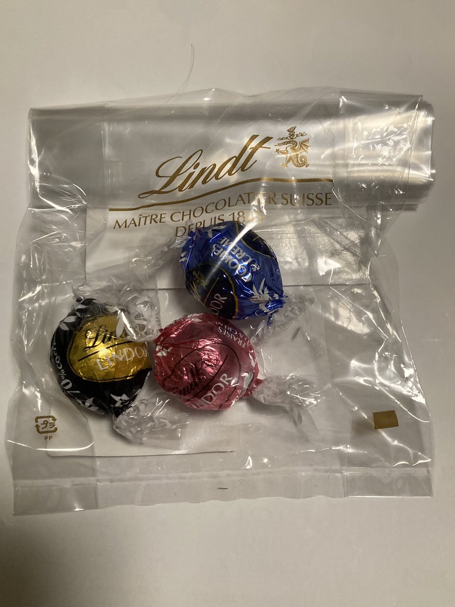 nonbe2021's tweet photo. #鴨しゃぶ　#しゃぶ葉　#食べ放題
#きのこ　#満腹　#Lindt #高級チョコ
昨日は定期検診後、お姫様と鴨しゃ���の食べ放題に行きました。���値は微妙に下がって🙆‍♂️
帰りにリンツ（Lindt）の高級チョコを頂きました😋
心残りは、時間切れで閉めの鴨南蛮蕎麦を食べ損ねてしまいました🥲 https://t.co/6BjeOHX56n