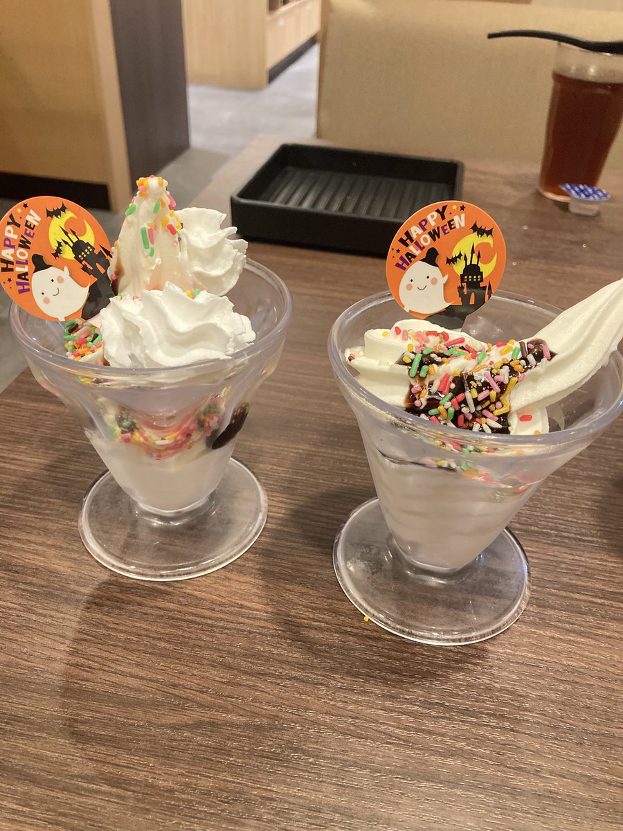 nonbe2021's tweet photo. #鴨しゃぶ　#しゃぶ葉　#食べ放題
#きのこ　#満腹　#Lindt #高級チョコ
昨日は定期検診後、お姫様と鴨しゃ���の食べ放題に行きました。���値は微妙に下がって🙆‍♂️
帰りにリンツ（Lindt）の高級チョコを頂きました😋
心残りは、時間切れで閉めの鴨南蛮蕎麦を食べ損ねてしまいました🥲 https://t.co/6BjeOHX56n
