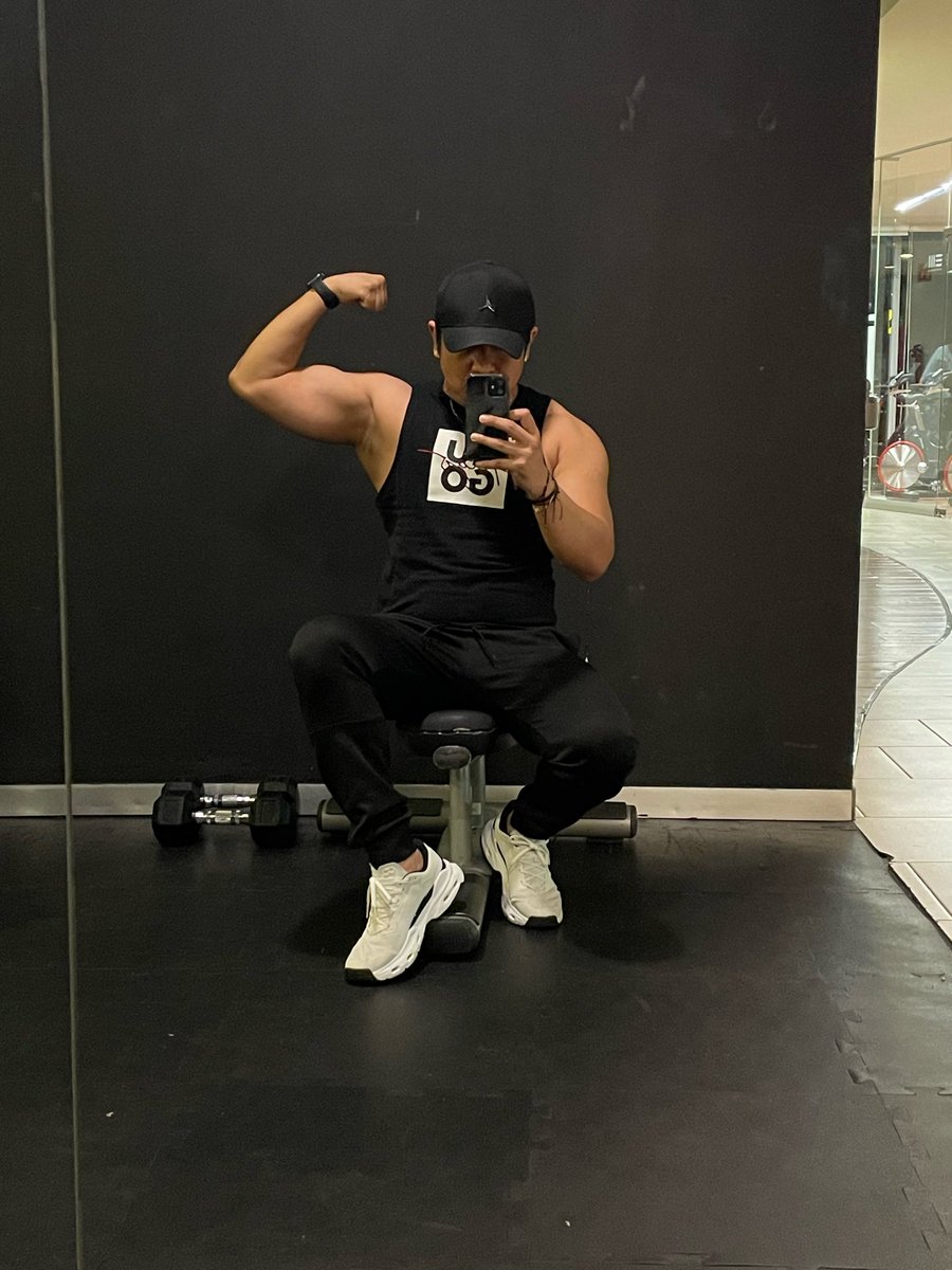 AlmoraO's tweet photo. Don’t stop achieving your goals! #gymbro https://t.co/dJ4O9pxjY8