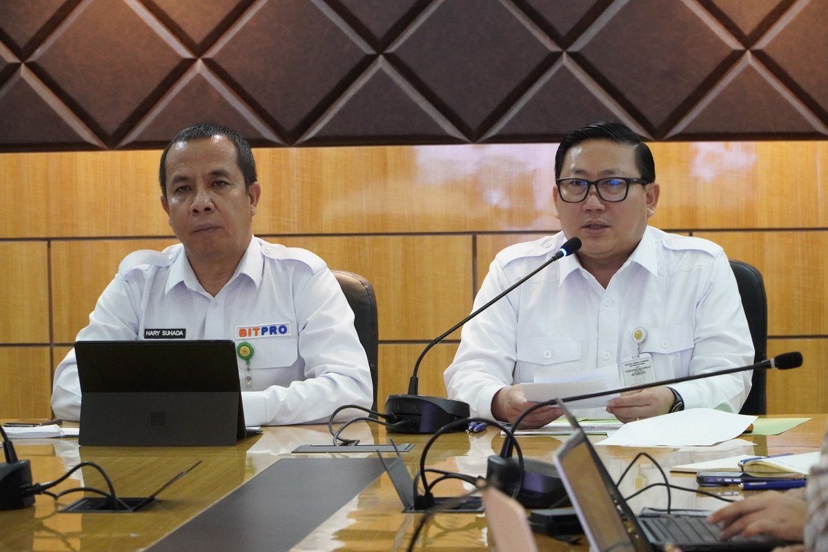 ditjen_pkh's tweet photo. #SobatTernak, Kementan dan Pemda Perkuat Pengawasan untuk Dorong Stabilisasi Harga Telur Peternak
Kementerian Pertanian (Kementan) memperkuat sinergi dengan pemerintah daerah dalam pengawasan penyediaan dan peredaran ayam ras dan telur konsumsi. Pengawasan tersebut diarahkan untuk memastikan tata kelola usaha berjalan sesuai ketentuan, memperkuat pembinaan kepada peternak dan pelaku usaha, serta menjaga keseimbangan produksi dengan kebutuhan pasar sehingga harga telur ayam ras di tingkat peternak dapat kembali sesuai harga acuan.
Baca selengkapnya melalui tautan dibawah ini:
https://t.co/BCYqx9t4Td
#ditjenpkh #KementanRI #StabilisasiHargaTelur