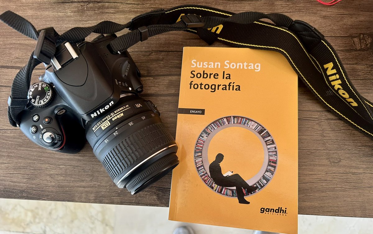 isaerre's tweet photo. Libro 62
⭐️⭐️⭐️⭐️⭐️
Leer a Sontag cambia la forma de mirar una fotografía. No fotografiamos solo para recordar: la cámara también transforma nuestra manera de vivir. A veces parece que necesitamos convertir una experiencia en imagen para sentir que realmente ocurrió. https://t.co/C343bUgyck
