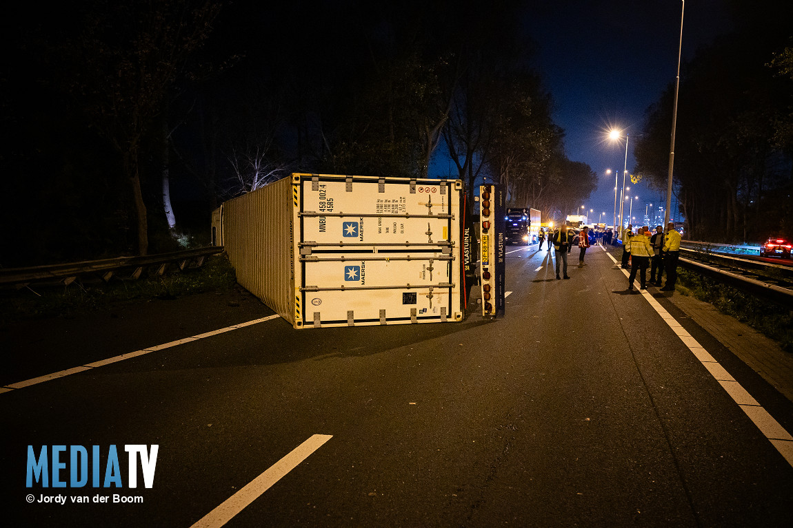 Ongeval met twee vrachtwagens op de A15 bij Europoort