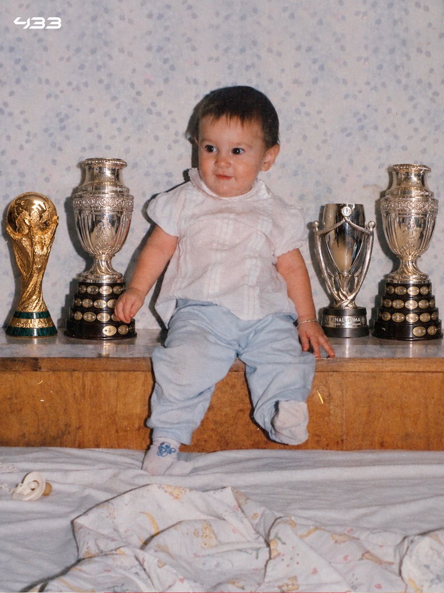 433's tweet photo. If only that little boy from Rosario knew what he would go on to achieve with his country... 🥹🇦🇷 https://t.co/MA8LjQZCeF