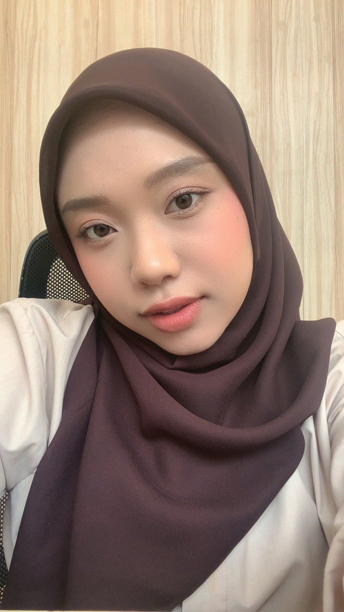 akuapeachy's tweet photo. day 6 aku kerja pake style kerudung kek giniii entah kenapa vibesnya bedaa tapi aku sukakk! https://t.co/UADF2FhylT