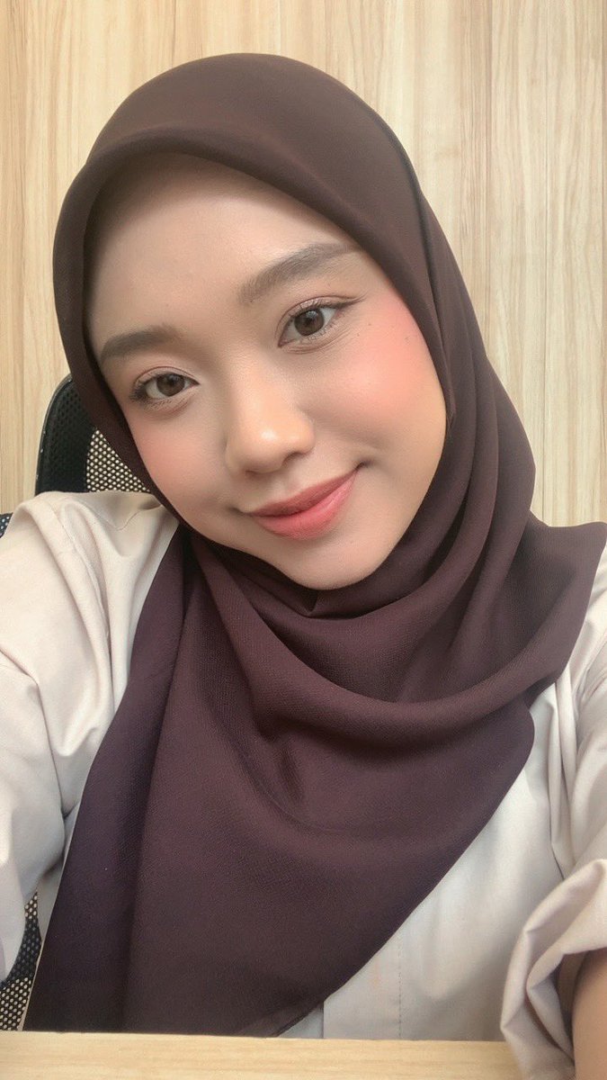 akuapeachy's tweet photo. day 6 aku kerja pake style kerudung kek giniii entah kenapa vibesnya bedaa tapi aku sukakk! https://t.co/UADF2FhylT