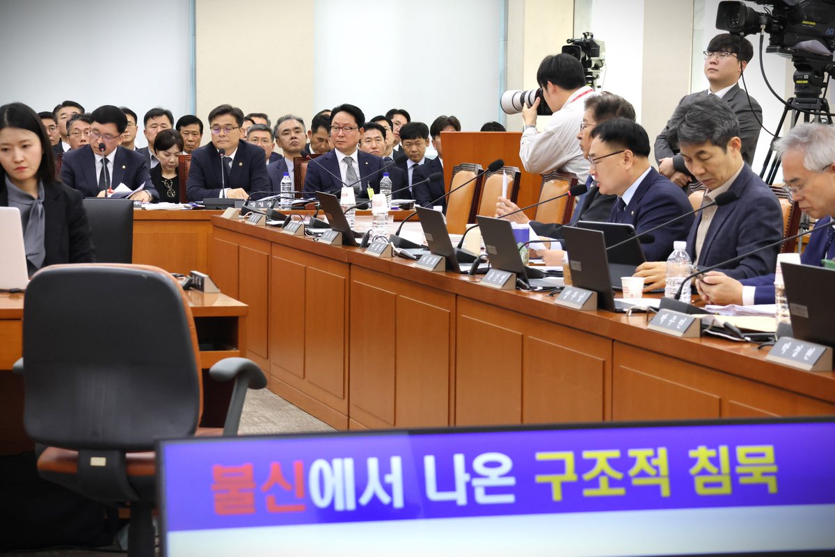 goanghee1's tweet photo. [행안위 - 소방청 국감] 10년 만에 감사… 부조리 겪고도 70%가 침묵

오늘 행안위 소방청 국정감사에서 전국 소방의 내부통제 부실 문제를 짚었습니다.

부산시가 10년여 만에 부산소방재난본부 종합감사를 했더니 처분요구가 22건, 신분상 처분이 56명이었습니다. 직원 급여로 모은 상조회 돈 3,400만 원이 담당자 개인계좌로 네 차례 이체된 사실도 드러났고, 경찰 수사까지 진행 중입니다.

소방청의 조직문화 진단에서는 부조리를 겪고도 70% 안팎이 아무 말도 하지 않았고, 공식 신고통로를 이용한 비율은 0.8~3.3%에 불과했습니다. 그런데 소방청 본청의 상시 감찰 인력은 3명뿐입니다.

청장께 요청드린 개선책입니다. ▲종합감사를 못 해도 감찰권은 있음. 예방·특별·교류감찰을 적극 활용 ▲7월에 꾸린 중앙특별감찰단은 임시조직. 상시 조직으로 만들어 달라 (소방청장은 그렇게 추진하려 한다고 답변했습니다) ▲부조리는 고위직만의 문제가 아님. 따라서 공금 유용, 채용·인사 비위, 징계절차 왜곡도 중앙 감찰 대상에 포함

대구는 14년, 경북은 13년 넘게 종합감사를 받지 않았습니다. 신고 후 조사하는 감찰에서, 신고가 없어도 위험을 찾아가는 감찰로 바뀌어야 합니다.

화재 현장에서 목숨을 거는 소방공무원들의 숭고한 헌신이 비리나 관리 부실로 퇴색되지 않도록, 끝까지 챙기겠습니다.