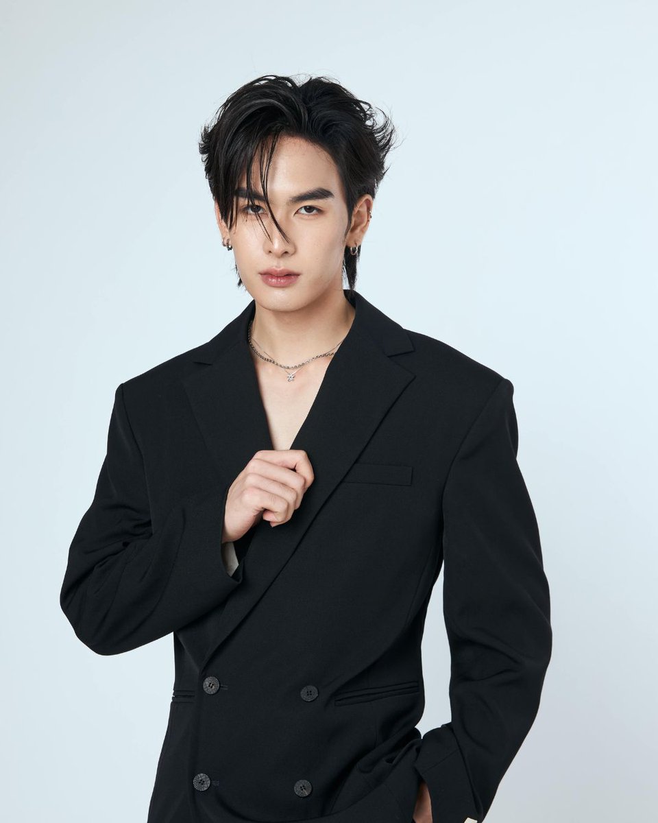 SuperstarnewsTH's tweet photo. เฉลิมฉลองครบรอบ 37 ปี คิง เพาเวอร์ รวมพลศิลปินชื่อดังร่วมสร้างสีสัน ในงาน KING POWER 37th ANNIVERSARY DELIGHTS & SURPRISES 2026

คิง เพาเวอร์  รวมพลศิลปินชื่อดังร่วมเฉลิมฉลองครบรอบ 37 ปี ส่งมอบความสุขความบันเทิงแบบจัดเต็ม ในงาน “KING POWER 37th ANNIVERSARY DELIGHTS & SURPRISES 2026” โดยพิธีเปิดจัดขึ้นวันที่ 12 ตุลาคม 2569 เวลา 17.00 น. พบกับคู่ศิลปินสุดฮอต นำโดย เพิร์ธ-ธนพนธ์ สุขุมพันธนาสาร และ แซนต้า-พงศภัค อุดมโภชน์ พร้อมน้องโดเมียร์ ที่มาร่วมสร้างบรรยากาศแห่งความสุข พลาดไม่ได้! วันที่ 18 ตุลาคม 2569 เวลา 17.00 น. พบกับ แจน-พลอยชมพู ศุภทรัพย์ และ จิงจิง- ปริยพิชญ์ ยู ปิดท้ายด้วยคอนเสิร์ตจากวง เพอร์เซส (PERSES) ที่เสิร์ฟความสนุกเติมเต็มช่วงเวลาแห่งการเฉลิมฉลองในวันเกิด
มอบสิทธิพิเศษเฉพาะสมาชิก POWER PASS ช้อปสินค้าครบทุก ๆ 800 บาท (เฉพาะวันที่ 12 และ 18 ตุลาคม 2569) รับ 1 สิทธิ์ ร่วมสนุกเป็น 1 ใน 50 ผู้โชคดี กับกิจกรรมสุดเอกซ์คลูซิฟพร้อมกับศิลปินอย่างใกล้ชิด ใครที่ยังไม่เป็นสมาชิก POWER PASS สมัครเตรียมตัวก่อนไว้ได้เลย สมัครฟรี! พร้อมรับคูปองส่วนลดมูลค่า 200 บาท งานนี้รับรองฟินอย่างเต็มอิ่มแน่นอน ที่ คิง เพาเวอร์ รางน้ำ ติดตามรายละเอียดและข้อมูลเพิ่มเติมที่ ADD LINE OFFICIAL ACCOUNT : @KINGPOWER หรือสอบถามรายละเอียดเพิ่มเติมที่ KING POWER CONTACT CENTRE โทร.1631