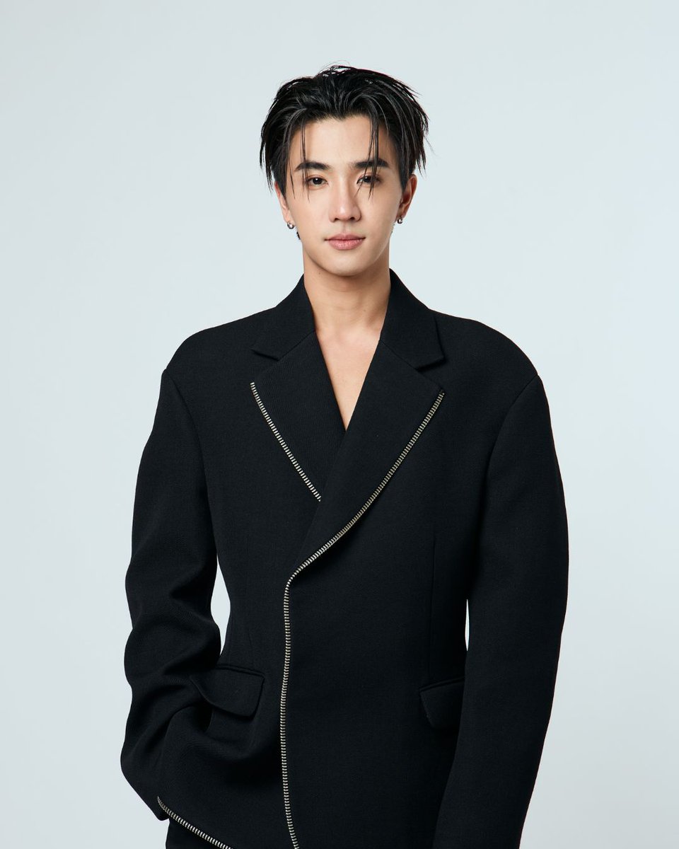 SuperstarnewsTH's tweet photo. เฉลิมฉลองครบรอบ 37 ปี คิง เพาเวอร์ รวมพลศิลปินชื่อดังร่วมสร้างสีสัน ในงาน KING POWER 37th ANNIVERSARY DELIGHTS & SURPRISES 2026

คิง เพาเวอร์  รวมพลศิลปินชื่อดังร่วมเฉลิมฉลองครบรอบ 37 ปี ส่งมอบความสุขความบันเทิงแบบจัดเต็ม ในงาน “KING POWER 37th ANNIVERSARY DELIGHTS & SURPRISES 2026” โดยพิธีเปิดจัดขึ้นวันที่ 12 ตุลาคม 2569 เวลา 17.00 น. พบกับคู่ศิลปินสุดฮอต นำโดย เพิร์ธ-ธนพนธ์ สุขุมพันธนาสาร และ แซนต้า-พงศภัค อุดมโภชน์ พร้อมน้องโดเมียร์ ที่มาร่วมสร้างบรรยากาศแห่งความสุข พลาดไม่ได้! วันที่ 18 ตุลาคม 2569 เวลา 17.00 น. พบกับ แจน-พลอยชมพู ศุภทรัพย์ และ จิงจิง- ปริยพิชญ์ ยู ปิดท้ายด้วยคอนเสิร์ตจากวง เพอร์เซส (PERSES) ที่เสิร์ฟความสนุกเติมเต็มช่วงเวลาแห่งการเฉลิมฉลองในวันเกิด
มอบสิทธิพิเศษเฉพาะสมาชิก POWER PASS ช้อปสินค้าครบทุก ๆ 800 บาท (เฉพาะวันที่ 12 และ 18 ตุลาคม 2569) รับ 1 สิทธิ์ ร่วมสนุกเป็น 1 ใน 50 ผู้โชคดี กับกิจกรรมสุดเอกซ์คลูซิฟพร้อมกับศิลปินอย่างใกล้ชิด ใครที่ยังไม่เป็นสมาชิก POWER PASS สมัครเตรียมตัวก่อนไว้ได้เลย สมัครฟรี! พร้อมรับคูปองส่วนลดมูลค่า 200 บาท งานนี้รับรองฟินอย่างเต็มอิ่มแน่นอน ที่ คิง เพาเวอร์ รางน้ำ ติดตามรายละเอียดและข้อมูลเพิ่มเติมที่ ADD LINE OFFICIAL ACCOUNT : @KINGPOWER หรือสอบถามรายละเอียดเพิ่มเติมที่ KING POWER CONTACT CENTRE โทร.1631