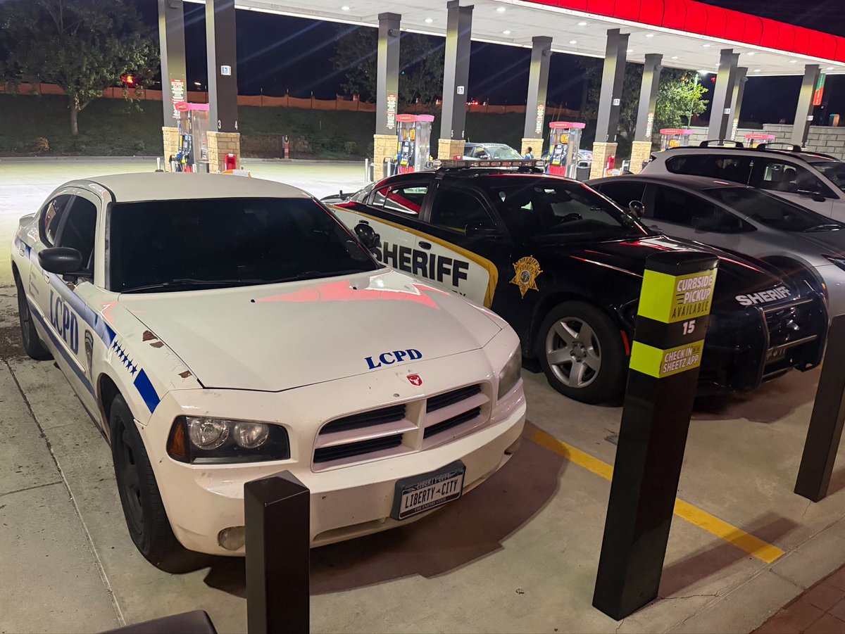 hellisharrow1's tweet photo. If you’re wondering, cops are either confused when they see the car or they really like it :) https://t.co/fbj7bWyWHF