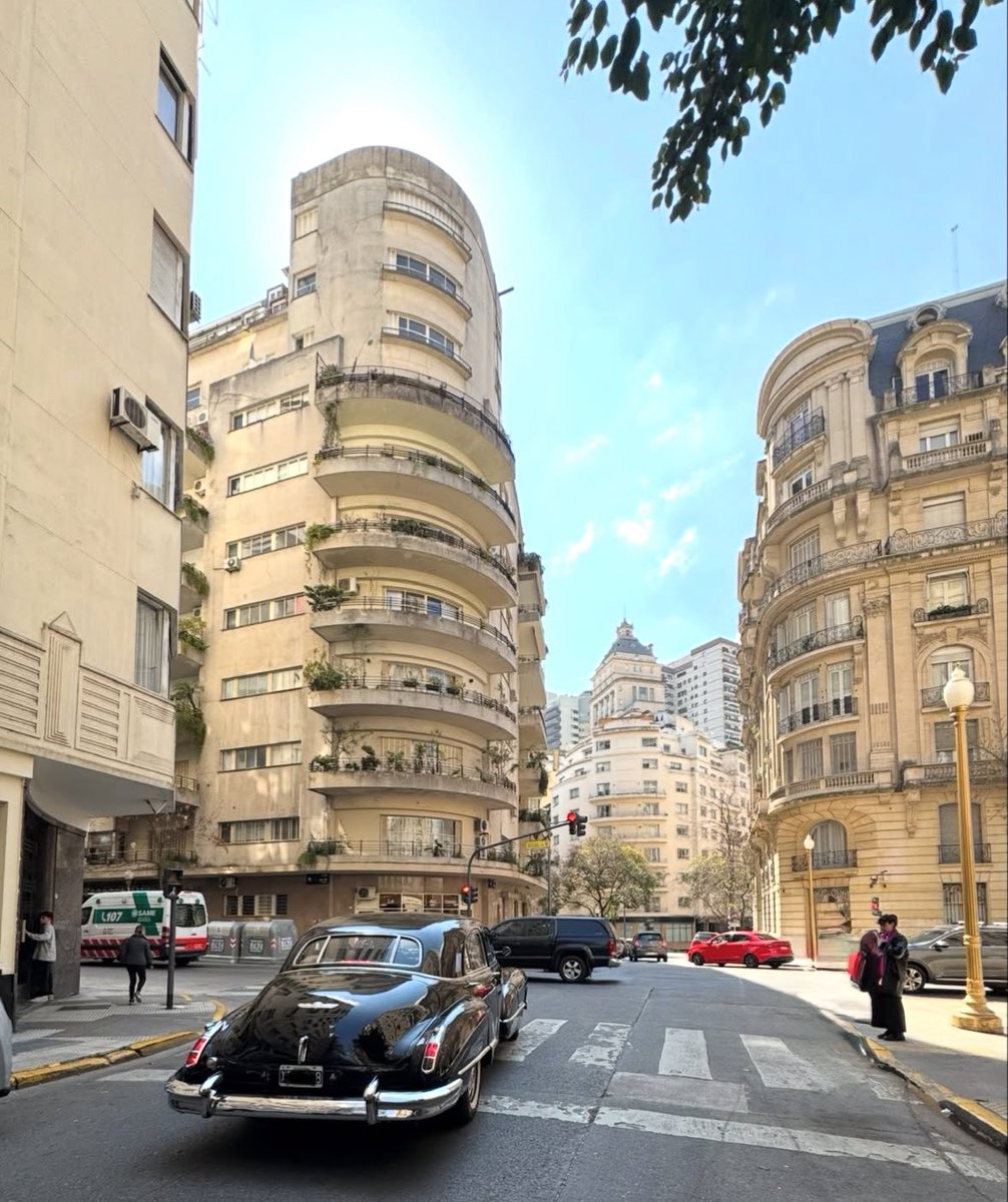 Augureador's tweet photo. La mejor esquina de Buenos Aires por lejos https://t.co/vsQjwha80l