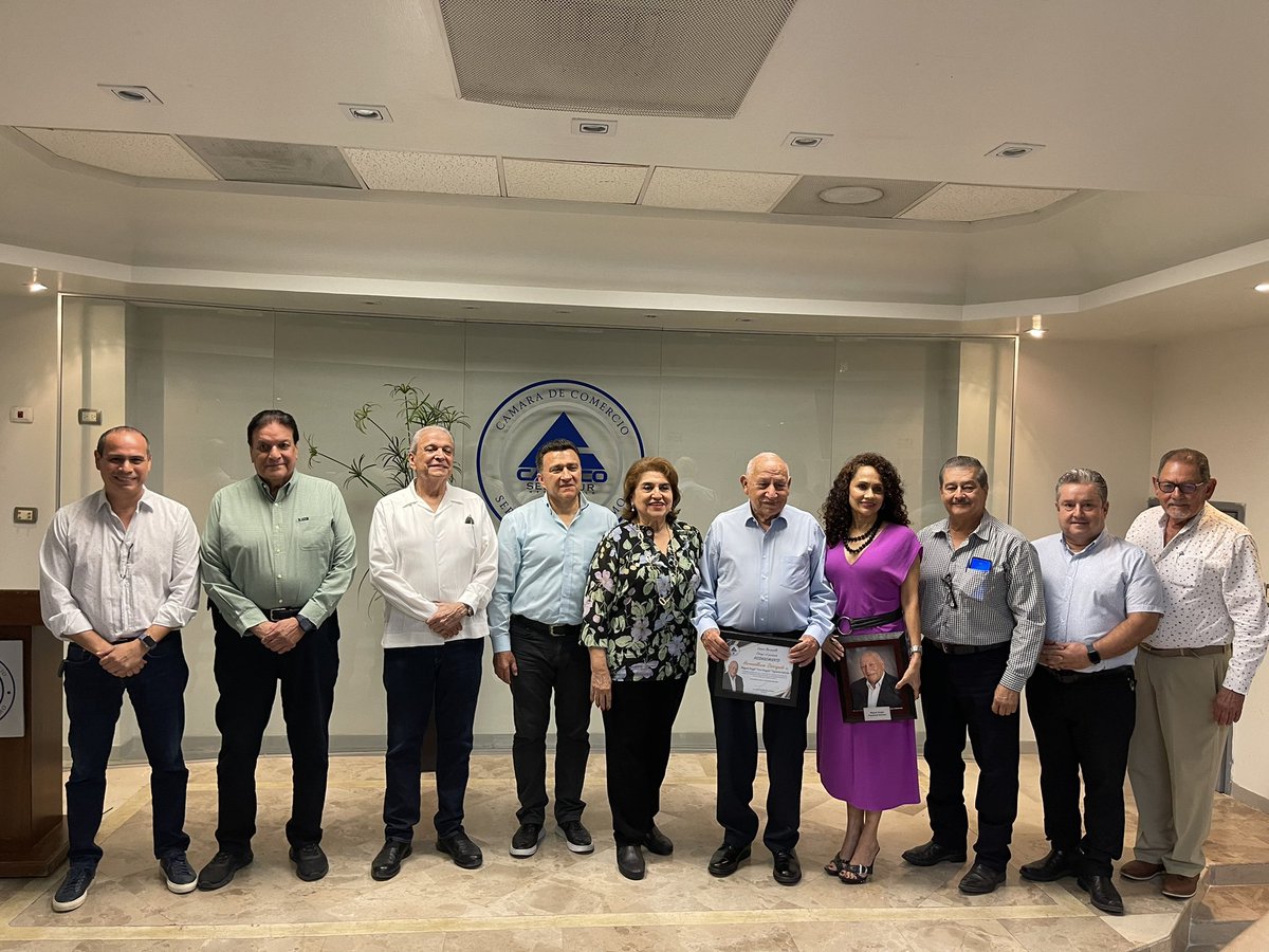 NoticiasTermo's tweet photo. Mágalo: Gran Hermosillense
CANACO Hermosillo devela placa en honor al entrañable Santa Claus local. Un justo reconocimiento a su brillante trayectoria comercial y noble labor altruista. 🧡🎅🏼
#MágaloFigueroa #CANACOHermosillo #Hermosillo #Altruismo #EjemploDeVida https://t.co/vF6is8B5nI