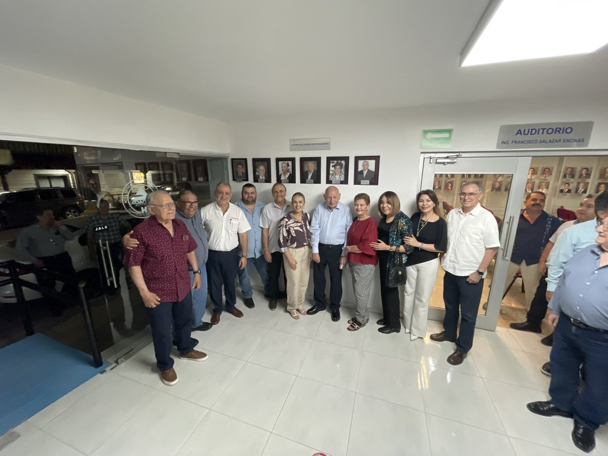 NoticiasTermo's tweet photo. Mágalo: Gran Hermosillense
CANACO Hermosillo devela placa en honor al entrañable Santa Claus local. Un justo reconocimiento a su brillante trayectoria comercial y noble labor altruista. 🧡🎅🏼
#MágaloFigueroa #CANACOHermosillo #Hermosillo #Altruismo #EjemploDeVida https://t.co/vF6is8B5nI