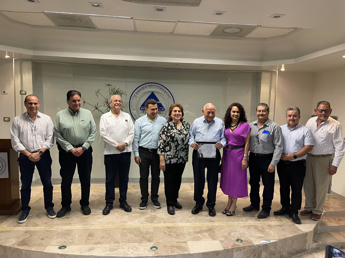 NoticiasTermo's tweet photo. Mágalo: Gran Hermosillense
CANACO Hermosillo devela placa en honor al entrañable Santa Claus local. Un justo reconocimiento a su brillante trayectoria comercial y noble labor altruista. 🧡🎅🏼
#MágaloFigueroa #CANACOHermosillo #Hermosillo #Altruismo #EjemploDeVida https://t.co/vF6is8B5nI