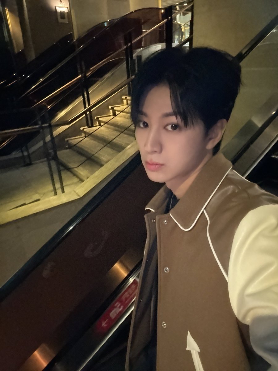 jiwonmuse's tweet photo. yunhyeong potong rambut dan balik ke black hair!!! BLACK HAIR JAYA JAYA JAYA 😋🖤 https://t.co/Z8T4C99kh9