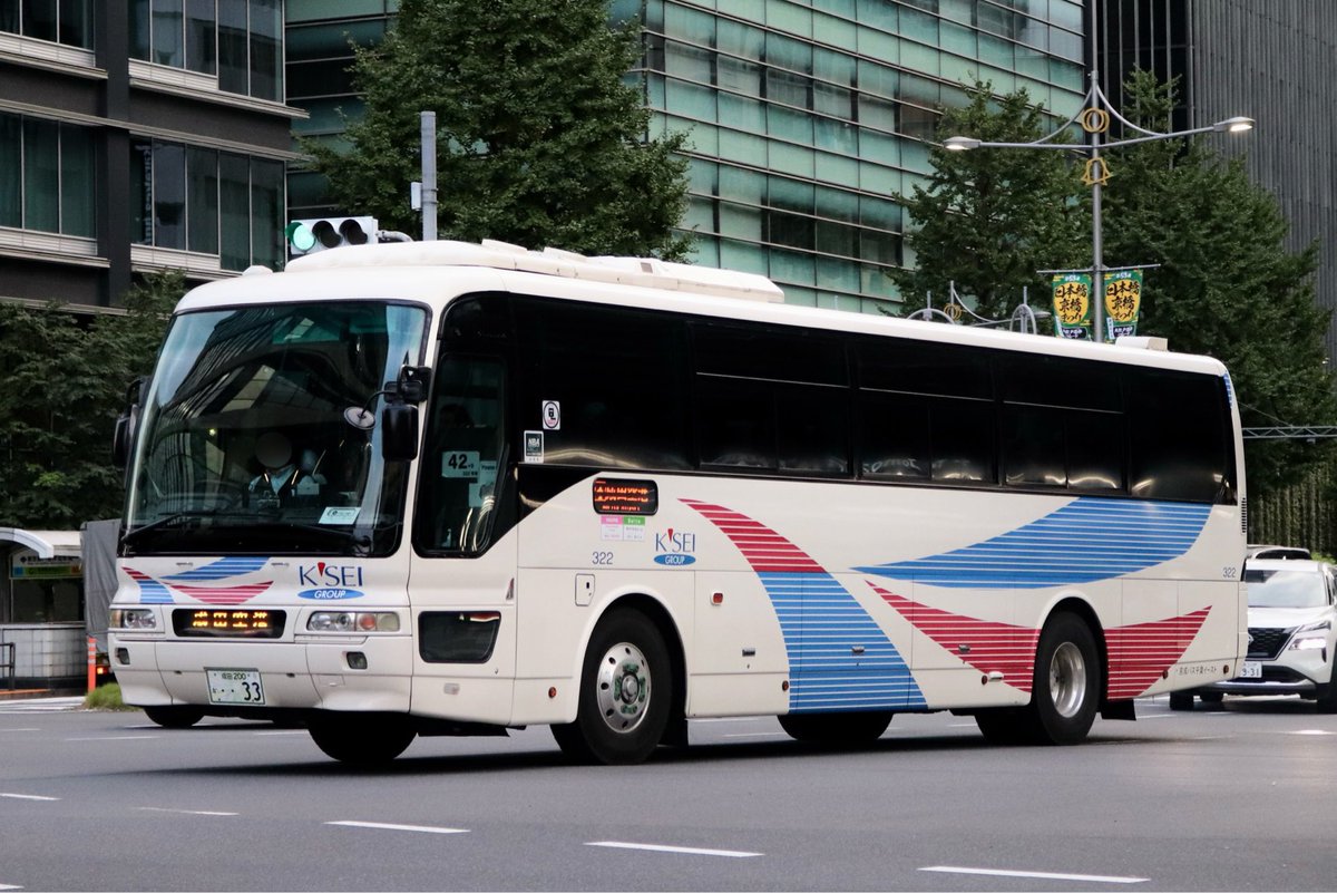YQbsUtqqohXUZp1's tweet photo. 京成バス千葉イースト成田空港営業所322です。こちらもN603同様、およそ2ケ月ぶりに生存を確認することができました。
八重洲京橋宝町を彷徨っていたら、一日追いかける感じになってしまいました😅
京橋宝町交差点では、最初のポストのようなエアロバスの並びになりました。

#京成バス
#エアロバス https://t.co/4PLqJKFlzc
