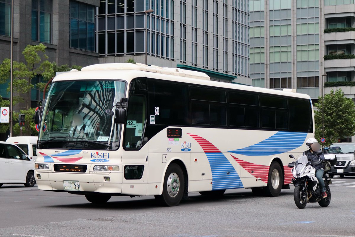 YQbsUtqqohXUZp1's tweet photo. 京成バス千葉イースト成田空港営業所322です。こちらもN603同様、およそ2ケ月ぶりに生存を確認することができました。
八重洲京橋宝町を彷徨っていたら、一日追いかける感じになってしまいました😅
京橋宝町交差点では、最初のポストのようなエアロバスの並びになりました。

#京成バス
#エアロバス https://t.co/4PLqJKFlzc