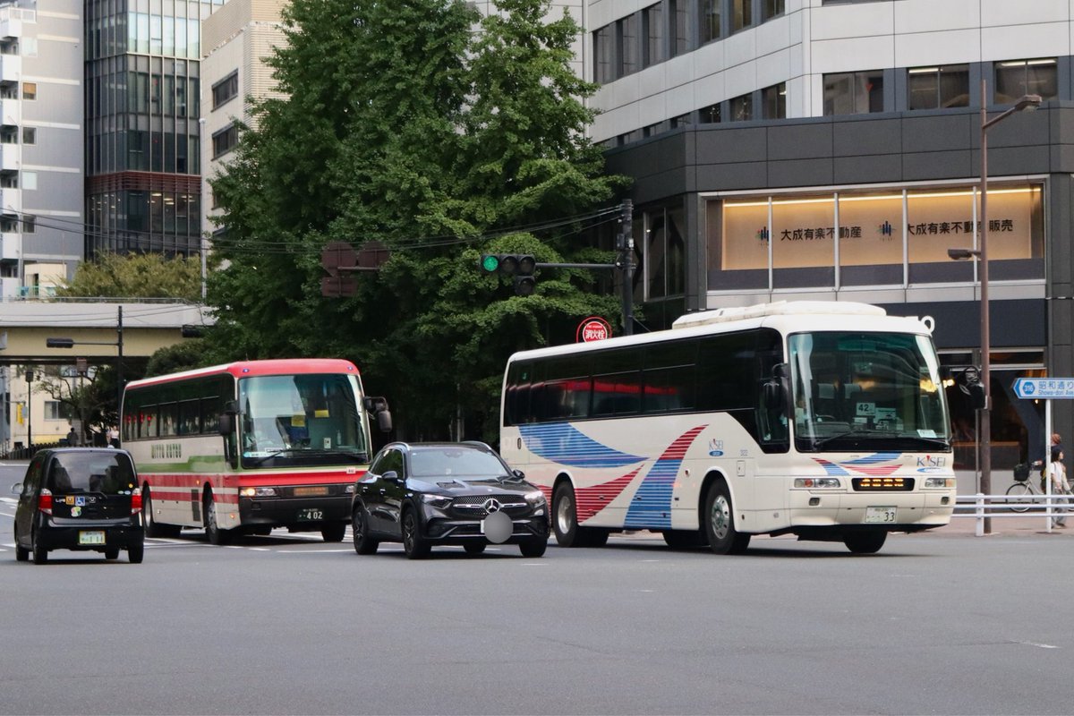 YQbsUtqqohXUZp1's tweet photo. 京成バス千葉イースト成田空港営業所322です。こちらもN603同様、およそ2ケ月ぶりに生存を確認することができました。
八重洲京橋宝町を彷徨っていたら、一日追いかける感じになってしまいました😅
京橋宝町交差点では、最初のポストのようなエアロバスの並びになりました。

#京成バス
#エアロバス https://t.co/4PLqJKFlzc