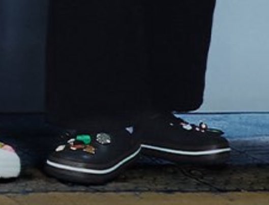 peemwasuTH's tweet photo. Jibbitz™ charms ของน้องคนนี้มีอะไรบ้างน้าาาาขอลอกการบ้านหน่อยนะฮี่่่่่่่♥️🐶

#BUSxCrocs #CrocsTH
#PEEMWASU 
#BUSbecauseofyouishine https://t.co/M5nizfIUs8