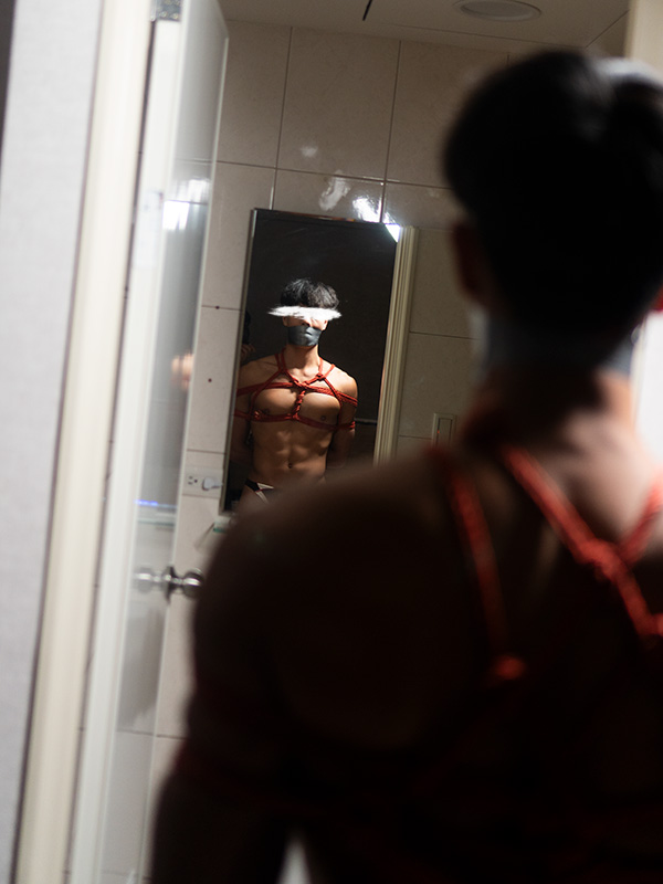 raisplayrm2005's tweet photo. 看着第一次被綁就好興奮的游泳選手大帥哥

Handsome swimmer aroused when seeing himself tied ang gagged in mirror

自分の縛られた姿に大興奮するイケメンスイマー

#男子緊縛 https://t.co/hXYdQbb6sp