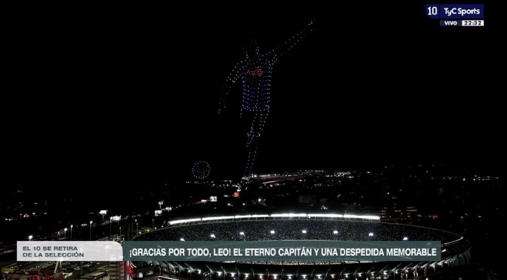 _MateoMJ's tweet photo. Bueno, algunas conclusiones de la despedida de Messi a nivel organizativo.

1. Merecía un cierre en Argentina con su gente. Bien.

2. El “show” con los drones fue rotundamente anticlimático.

Un horror que el primer choque de vista sea un chivo de SANCOR SEGUROS. No sé en qué cabeza cabe permitir tal acto ordinario en la despedida del mejor futbolista de todos los tiempos. Eso cortó totalmente la emoción.

Lo que vino después no fue mucho más alentador: se equivocaron y lo hicieron como si su pierna hábil fuera la DERECHA.

3. Banco la inclusión de La Sole. Pega bien con la selección y con Messi, y logró retomar ese clima más emocional. Lo más importante: a Messi le gustó. No era tan difícil hacer las cosas más o menos bien.

4. Obviamente el mejor momento fue su discurso. Fluido, emocionante, y pasó por un montón de temas distintos: desde las conspiraciones de la final, hasta pedir el apoyo de la gente cuando lleguen las malas. Lindo.

5. Me faltaron las copas. Pensé que iban a llevar los cuatro trofeos: Copa de Mundo, las dos Copas América y la Finalissima.

6. Decepcionante lo del público, pero este punto es algo más extenso y también es habitual con los partidos de la selección. No es algo organizativo pero tenía ganas de decirlo.