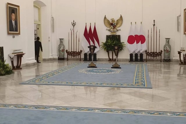 satirnesia's tweet photo. ini kalo beneran sinting sih wkwkwk, semua beneran mau dibirukan, sampe ke jersey timnas yang identik sama merah pun diganti. seakan-akan biar pada tau kalo color identity di era dia tuh biru. 

tapi kalo pergantian warna ini terdengar sama pihak sana, pasti ngelesnya cuma jersey new edition versi warna biru aja. 🤭

ornamen serba biru di istana sekarang cukup menjawab lah ide siapa... padahal waktu sby & jokowi masih bernuansa merah.