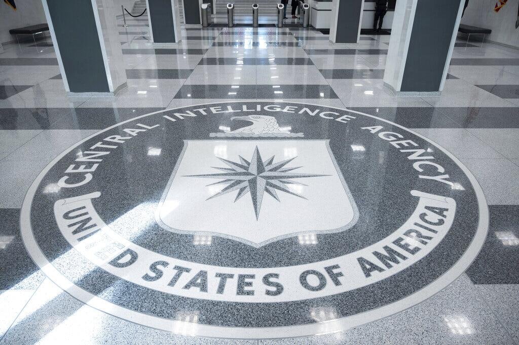 SputnikMundo's tweet photo. 🇺🇸 Exfuncionario de la CIA se declara culpable de defraudar al Gobierno de EEUU 

⚖️ David Rush, de 49 años, admitió ante un tribunal federal de Virginia (sureste) que utilizó su cargo como investigador de la Agencia Central de Inteligencia (CIA) para desviar 194 millones de dólares, con los que compró cuatro mansiones en Florida y oro. 

👉 De acuerdo con los fiscales, Rush tenía acceso a "programas gubernamentales altamente confidenciales y clasificados", lo que le permitió que un contratista denominado Compañía 1 transfiriera unos 145 millones de dólares a una sociedad que él controlaba. 

📰 Según reportes de prensa, el ahora exfuncionario, que enfrenta una condena de hasta 20 años de prisión, firmó un acuerdo de culpabilidad que lo obliga a devolver el dinero, 298 lingotes de oro encontrados en su propiedad en 2025, además de dos autos deportivos, 35 relojes de lujo y sus mansiones.