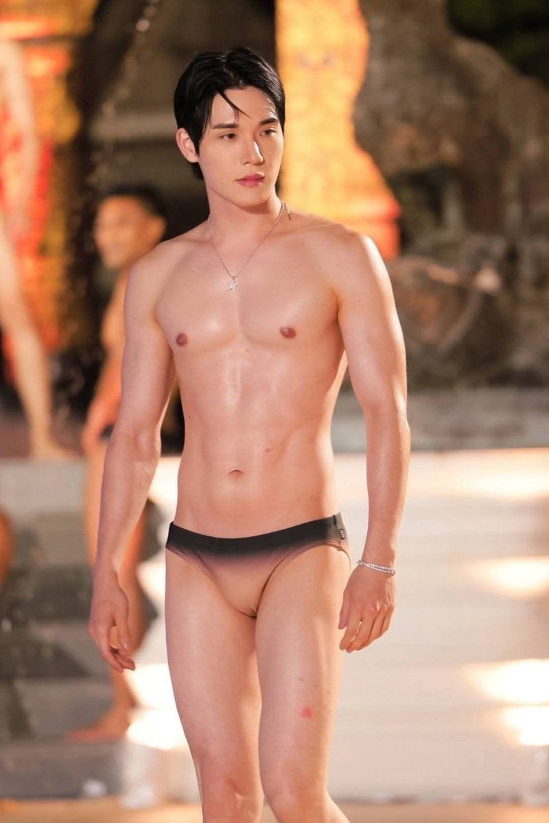 404NOTF65767728's tweet photo. ความพังยับเยินครั้งนี้ต้องโทษตั้งแต่ต้นน้ำคือ กองประกวดและกรรมการ ที่ตาถั่วเลือกคนไม่พร้อม แล้ว TPN ทำไมไม่เทรนน้องให้พร้อมกว่านี้ เพราะตั้งแต่ได้ตำแหน่งมา ก็ไม่เห็นการฟิตหุ่นและอื่นๆสำหรับการเป็นตัวแทนประเทศไทย บริบทเวที Mister Global อย่างน้อยหุ่นมันต้องฟิตเฟิร์ม แต่สิ่งที่คนดูเขาเห็นมันคือปล่อยตัวจนเผละ  ในเมื่อตัวแทนลงสนามในนามสายสะพายประเทศไทยเข้ากองด้วยสภาพอย่างที่เห็น ก็อย่ามาตัดพ้อหาความเห็นใจ เพราะคำวิจารณ์ที่ถาโถมเข้ามาในวันนี้ คือสิ่งที่สะท้อนจากความคาดหวังของคนดูที่เขาเห็นว่าขาดวินัย

อย่างไรก็ตามมันก็ต้องมีเส้นแบ่ง เพราะการตำหนิตามเนื้อผ้าต้องไม่ใช่การลากชีวิตเขาไปขยี้ให้เป็นตราบาป ผลการประกวดน้องจะตกรอบแรกหรือหลุดโผก็ปล่อยให้ความล้มเหลวในการทำหน้าที่ของเขาและทีมงานที่เลือกเขามา มันคือบทเรียน แต่การบูลลี่หรือทำลายล้างด้อยค่าอันนี้ไม่เห็นด้วยและไม่สนับสนุน ติติงเรื่องความหย่อนยานและไร้ความพร้อมได้เต็มที่ แต่ไม่ต้องไปเหยียบย่ำศักดิ์ศรีจนกลายเป็น Cyberbullying อย่าให้ความเกลียดชังกลายพันธุ์เป็นการทำลายอนาคตของคนคนหนึ่งจนไม่มีที่ยืนในสังคม